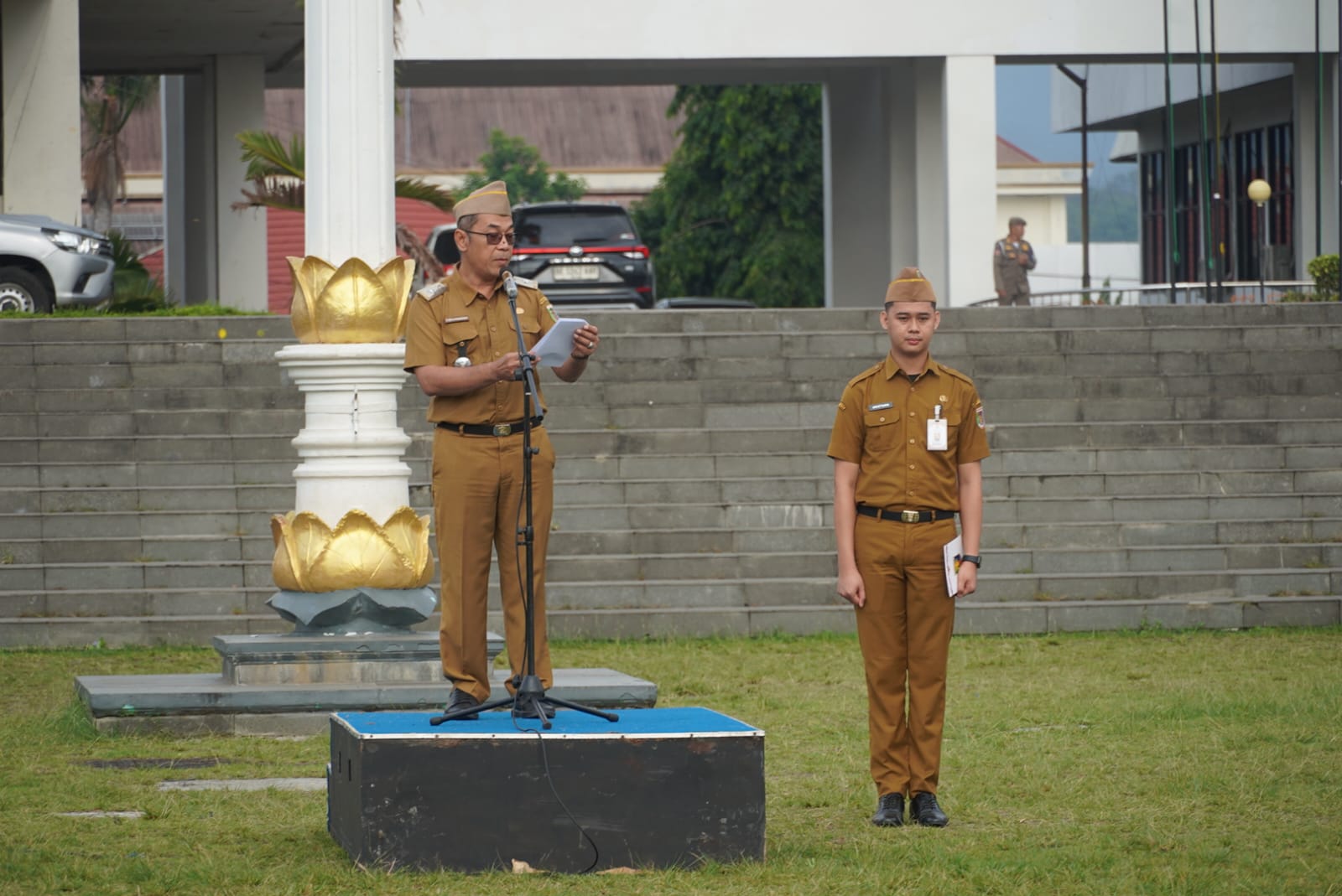 Staf Ahli Bidang Pemerintahan, Hukum dan Politik, Yayan Ruchyansah saat membacakan sambutan Gubernur Lampung pada Apel Mingguan di Lingkungan Pemerintah Provinsi Lampung || Foto: Dinas Kominfotik Provinsi Lampung