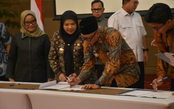 Penandatanganan kesepakatan bersama terkait Pengolahan Sampah menjadi Energi Listrik (PSEL) Regional Lampung Raya, antara Kementerian Koordinator Bidang Pangan, Pemerintah Provinsi Lampung, Danantara Indonesia, Pemerintah Kota Bandar Lampung, Pemerintah Kabupaten Lampung Selatan, dan Pemerintah Kabupaten Lampung Timur di Ballroom Graha Mandiri Lt. 1 Gedung Graha Mandiri Jakarta || Foto: Dinas Kominfotik Provinsi Lampung