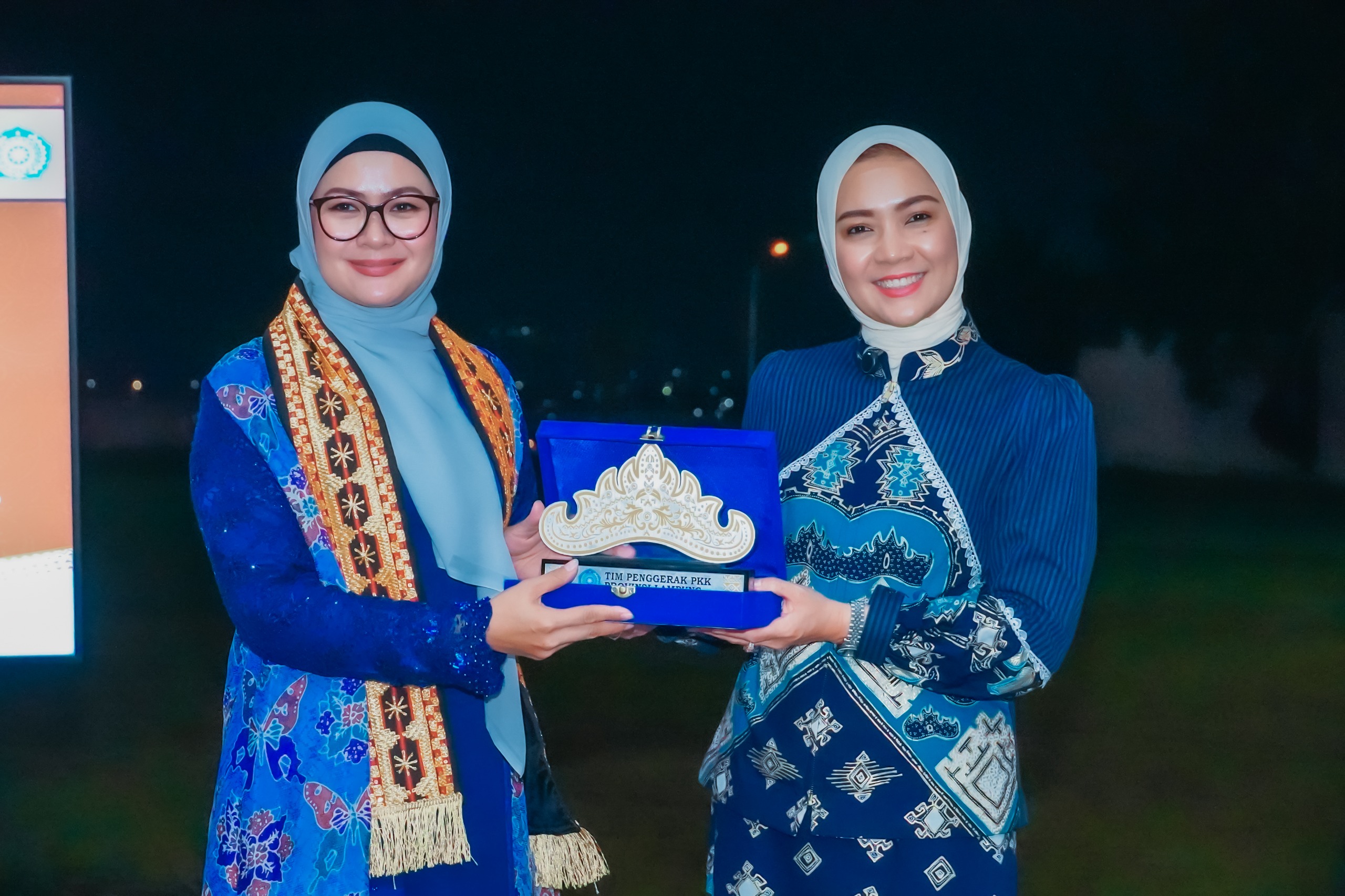 Ketua TP PKK Provinsi Lampung, Purnama Wulan Sari Mirza, menyambut kunjungan jajaran TP PKK Pusat dalam acara malam ramah tamah yang berlangsung di Mahan Agung || Foto: Dinas Kominfotik Provinsi Lampung