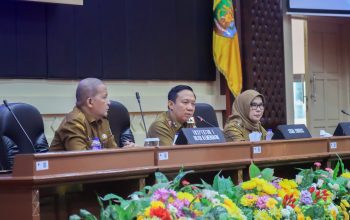 Sekdaprov Lampung saat mengikuti Exit Meeting Pembinaan dan Pengawasan Penyelenggaraan Pemerintahan Daerah di lingkungan Pemprov Lampung oleh Inspektorat Jenderal Kementerian Dalam Negeri || Foto: Dinas Kominfotik Provinsi Lampung