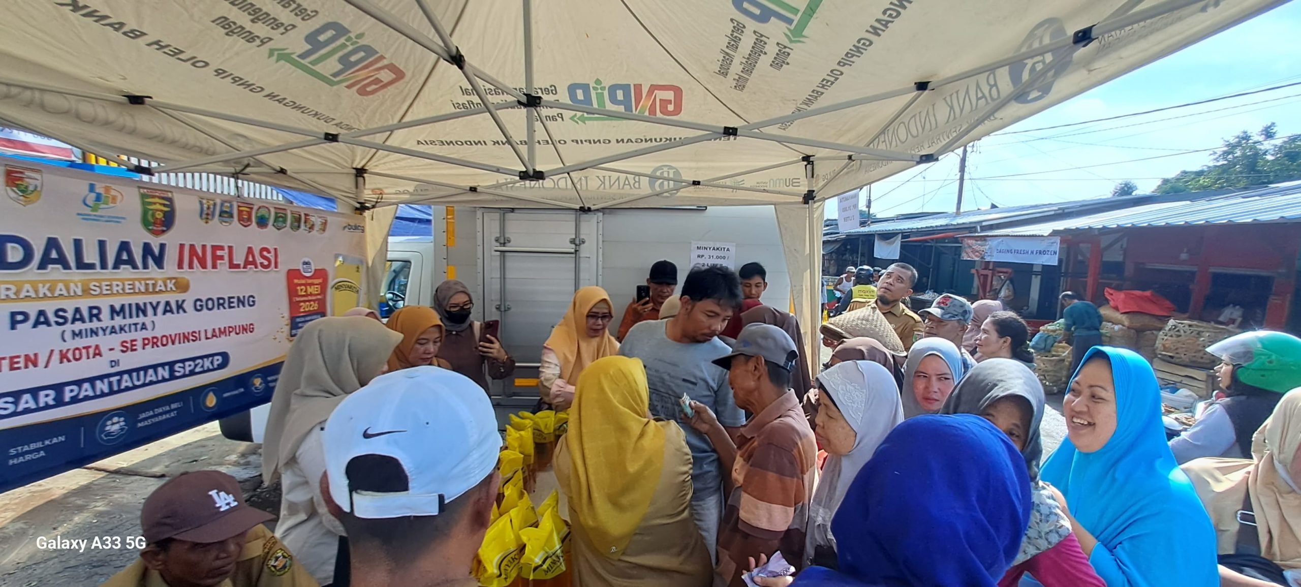 Pemprov Lampung memperkuat langkah pengendalian inflasi daerah melalui Gerakan Serentak Operasi Pasar komoditas minyak goreng MinyaKita yang digelar di 15 kabupaten/kota se-Provinsi Lampung || Foto: Dinas Kominfotik Provinsi Lampung
