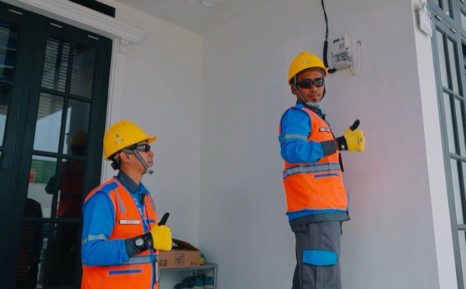Ilustrasi petugas PLN melakukan penggantian MCB|| Foto: PLN UID Lampung