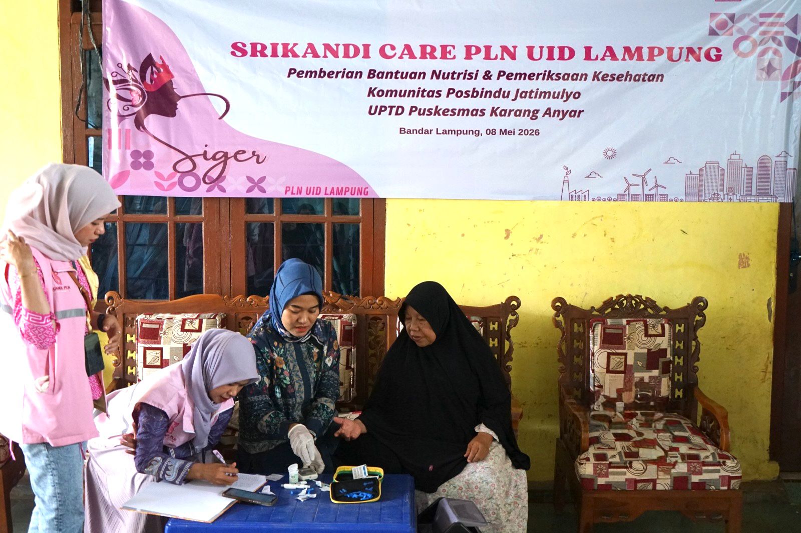 Kegiatan pemeriksaan kesehatan gratis bagi masyarakat meliputi pengecekan tekanan darah, gula darah, dan berat badan sebagai langkah preventif menjaga kesehatan bersama || Foto: PLN UID Lampung