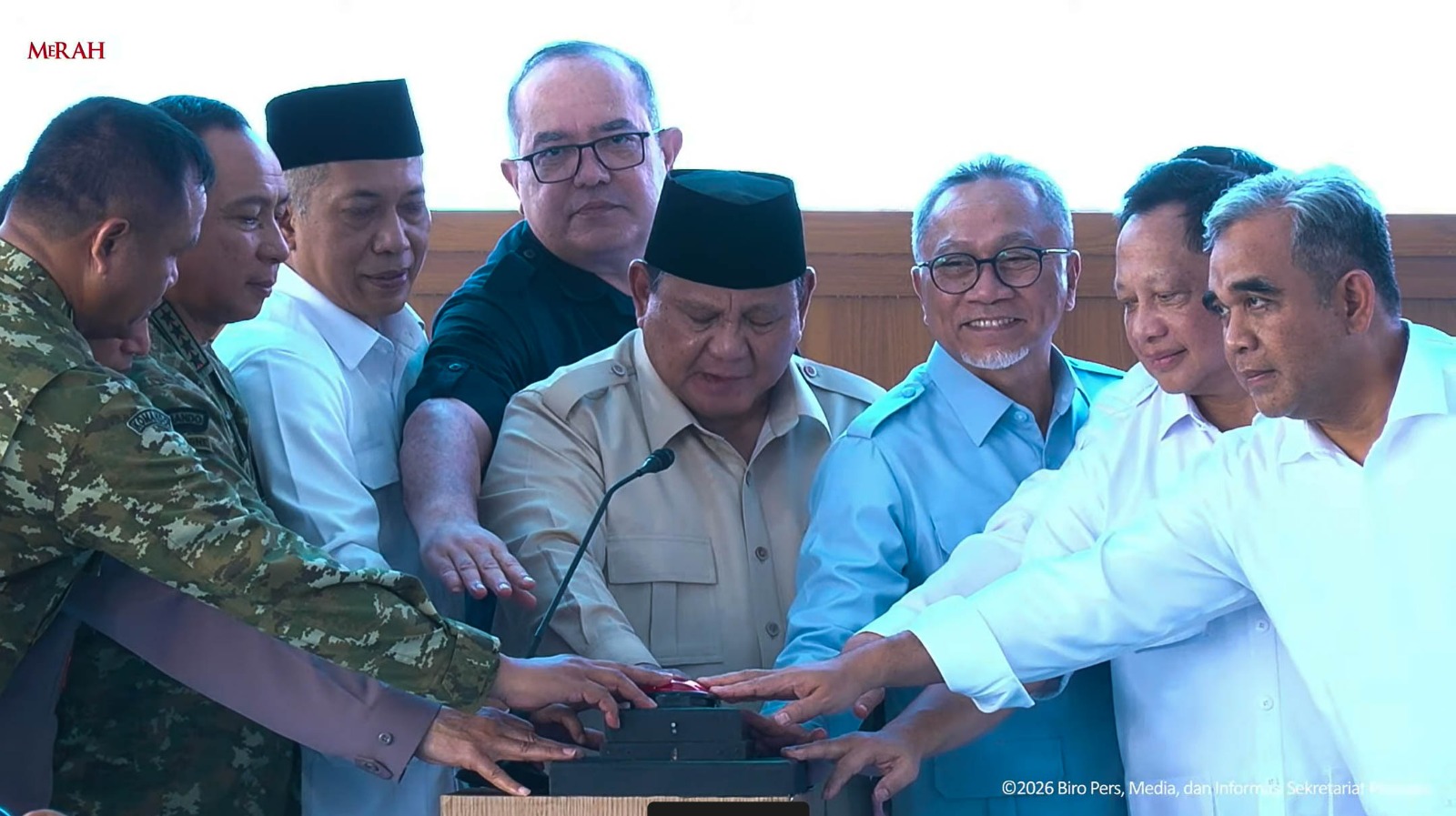 Sekdaprov Lampung, Marindo Kurniawan, mengikuti prosesi peresmian operasionalisasi 1.061 Koperasi Desa/Kelurahan Merah Putih (KDKMP) yang diresmikan langsung oleh Presiden Republik Indonesia Prabowo Subianto dan dipusatkan di Kabupaten Nganjuk || Foto: Dinas Kominfotik Provinsi Lampung