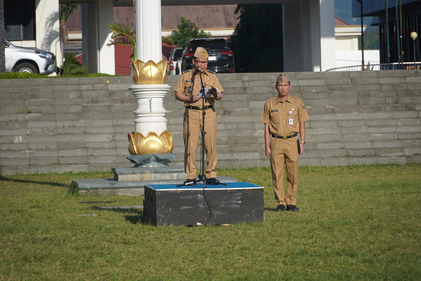 Asisten Administrasi Umum, Sulpakar saat menjadi pembina Apel Mingguan di lingkungan Pemerintah Provinsi Lampung di Lapangan Korpri || Foto: Dinas Kominfotik Provinsi Lampung