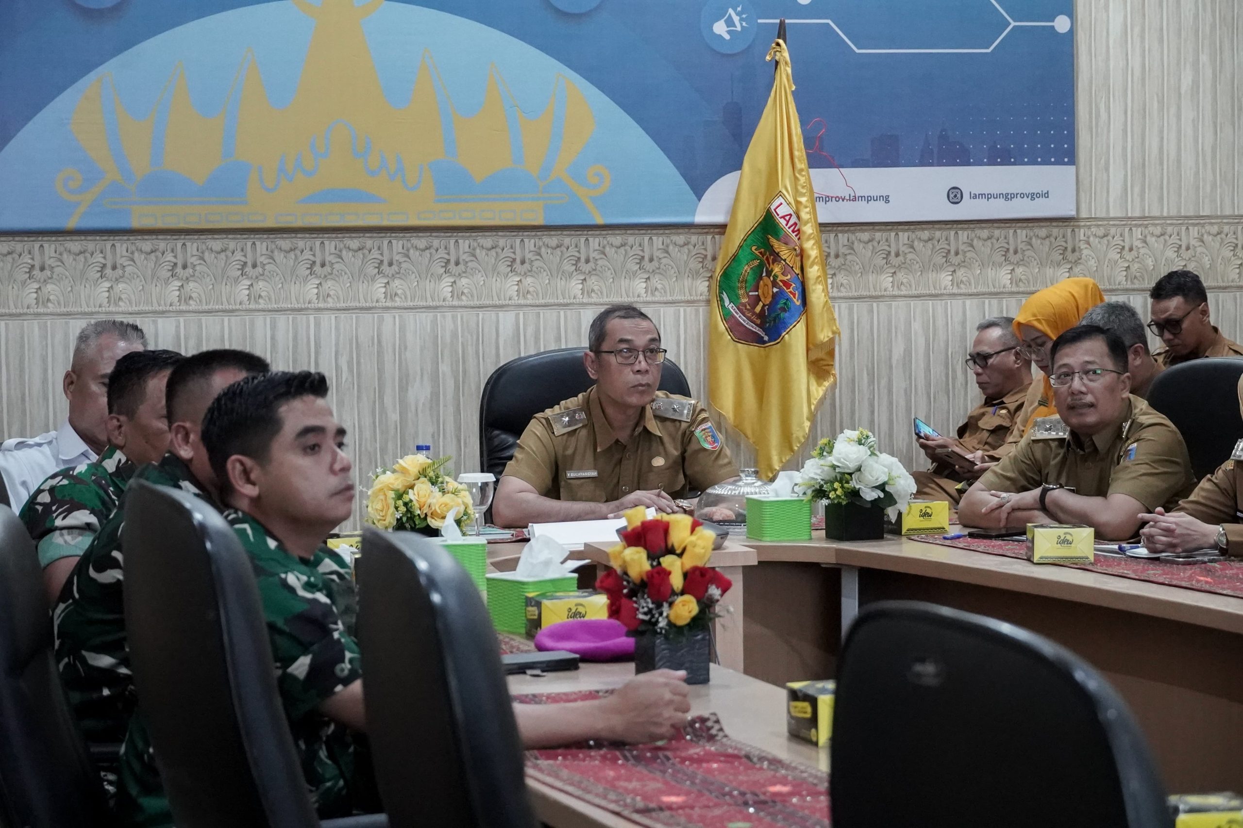 Staf Ahli Gubernur bidang Pemerintahan, Hukum dan Politik, Yanyan Ruchyansyah mengikuti Rakor Pengendalian Inflasi Daerah Tahun 2026 secara virtual yang diselenggarakan oleh Kemendagri RI || Foto: Dinas Kominfotik Provinsi Lampung