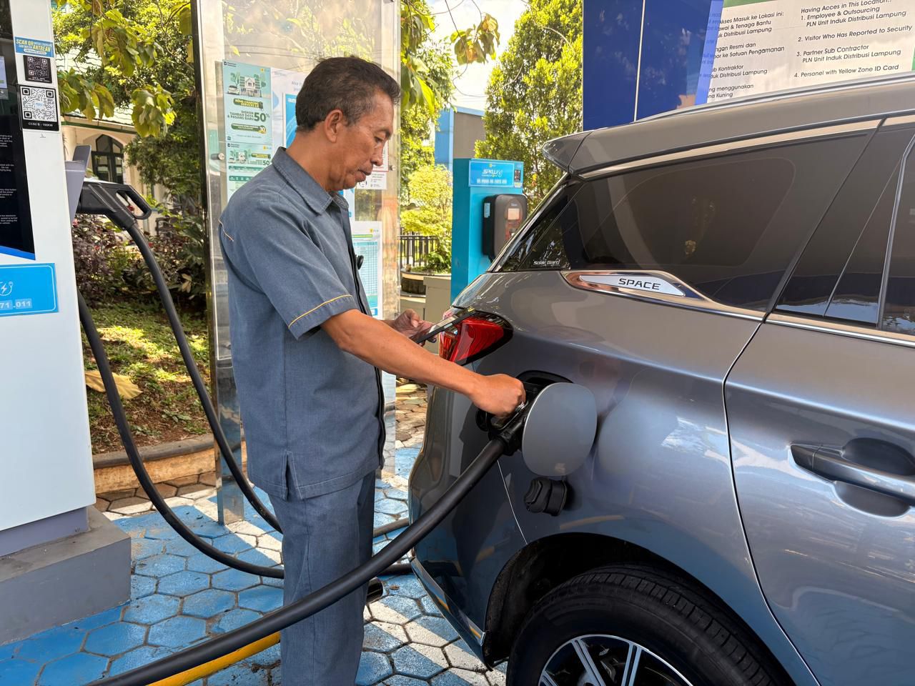 Pengguna kendaraan listrik melakukan pengisian daya di SPKLU PLN UID Lampung. Penggunaan kendaraan listrik dinilai mampu meningkatkan efisiensi operasional sekaligus mendukung transisi energi yang lebih bersih dan berkelanjutan || Foto: PLN UID Lampung