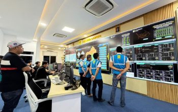 General Manager PT PLN (Persero) UID Lampung, Rizky Mochamad bersama jajaran manajemen melakukan pengecekan langsung proses pemulihan sistem kelistrikan di UP2D Lampung pascagangguan interkoneksi Sumatera, Sabtu (23/5/2026) || Foto: PLN UID Lampung