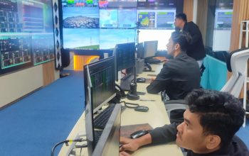 Petugas PLN UP2D Lampung melakukan pemantauan dan penormalan jaringan kelistrikan secara bertahap guna memastikan pasokan listrik kepada pelanggan kembali andal dan stabil || Foto: PLN UID Lampung