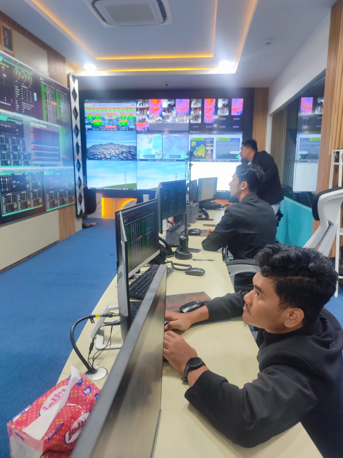 Petugas PLN UP2D Lampung melakukan pemantauan dan penormalan jaringan kelistrikan secara bertahap guna memastikan pasokan listrik kepada pelanggan kembali andal dan stabil || Foto: PLN UID Lampung