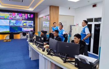 General Manager PLN UID Lampung, Rizky Mochamad, melakukan peninjauan langsung ke Unit Pelaksana Pengatur Distribusi (UP2D) guna memastikan kesiapan personel, sistem, dan keandalan pasokan listrik selama masa siaga Idul Adha pada 26–28 Mei 2026 || Foto: PLN UID Lampung