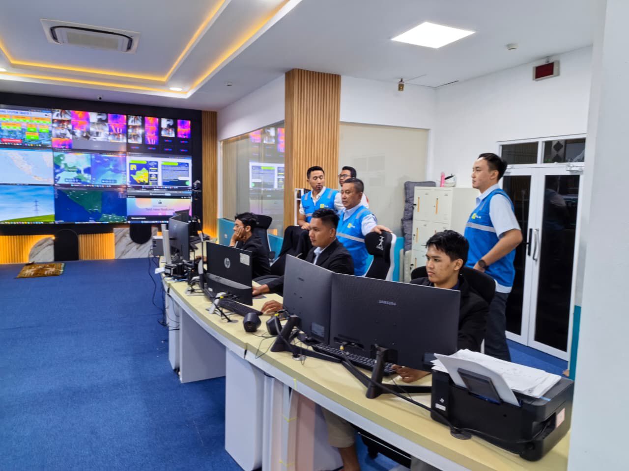 General Manager PLN UID Lampung, Rizky Mochamad, melakukan peninjauan langsung ke Unit Pelaksana Pengatur Distribusi (UP2D) guna memastikan kesiapan personel, sistem, dan keandalan pasokan listrik selama masa siaga Idul Adha pada 26–28 Mei 2026 || Foto: PLN UID Lampung