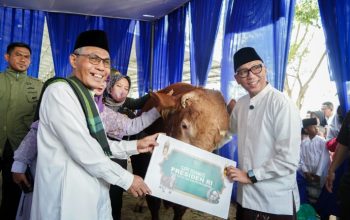 Gubernur Rahmat Mirzani Djausal saat melaksanakan ibadah salat Idul Adha 1447 Hijriah bersama jajaran Forkopimda Provinsi Lampung di Masjid Raya Al-Bakrie || Foto: Dinas Kominfotik Provinsi Lampung