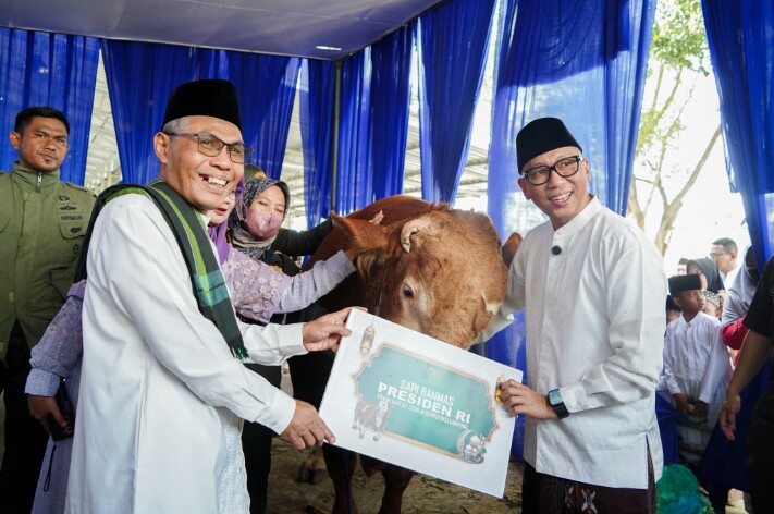Gubernur Rahmat Mirzani Djausal saat melaksanakan ibadah salat Idul Adha 1447 Hijriah bersama jajaran Forkopimda Provinsi Lampung di Masjid Raya Al-Bakrie || Foto: Dinas Kominfotik Provinsi Lampung