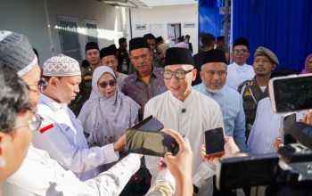 Gubernur Lampug Rahmat Mirzani Djausal saat ditemui awak media usai salat id Idul Adha 1447 H, Rabu (27/05/2026). Penyaluran gaji ketiga belas ini mencakup pegawai negeri sipil (PNS) dan pegawai pemerintah dengan perjanjian kerja (PPPK) di lingkungan Pemprov Lampung || Foto: Dinas Kominfotik Provinsi Lampung