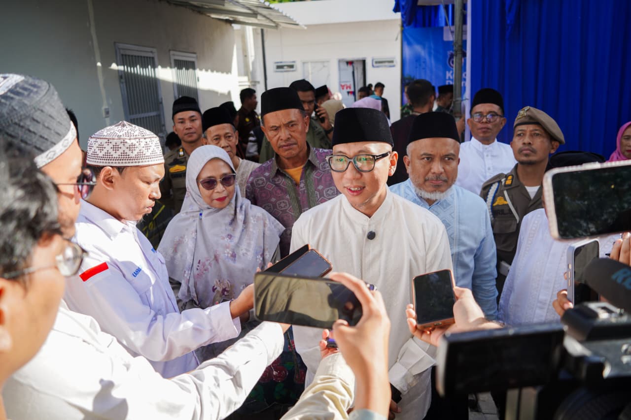 Gubernur Lampug Rahmat Mirzani Djausal saat ditemui awak media usai salat id Idul Adha 1447 H, Rabu (27/05/2026). Penyaluran gaji ketiga belas ini mencakup pegawai negeri sipil (PNS) dan pegawai pemerintah dengan perjanjian kerja (PPPK) di lingkungan Pemprov Lampung || Foto: Dinas Kominfotik Provinsi Lampung