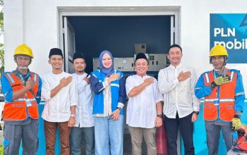 Potret General Manager PLN UID Lampung (tiga dari kiri) Rizky Mochamad, bersama Manager UP2D (dua dari kiri) M Syarif Hidayat, dan Manager ULP Karang Ulfah Nisa Fitri (tengah) saat mengawal Siaga Keandalan di salah satu titik Prioritas Masjid Raya Al Bakrie Lampung || Foto: PLN UID Lampung