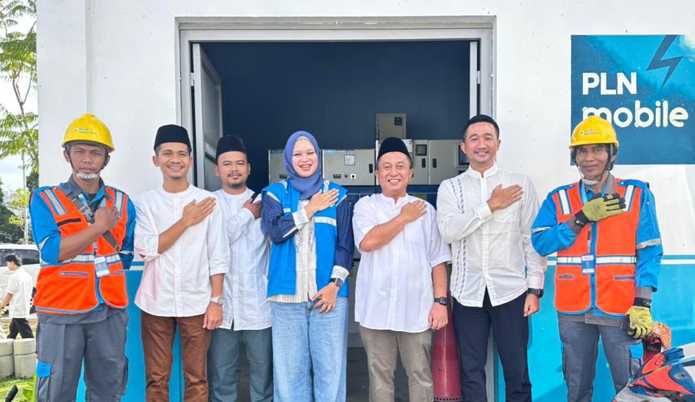 Potret General Manager PLN UID Lampung (tiga dari kiri) Rizky Mochamad, bersama Manager UP2D (dua dari kiri) M Syarif Hidayat, dan Manager ULP Karang Ulfah Nisa Fitri (tengah) saat mengawal Siaga Keandalan di salah satu titik Prioritas Masjid Raya Al Bakrie Lampung || Foto: PLN UID Lampung