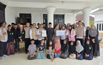 Momentum Idul Adha, YBM dan Srikandi PLN UP3 Metro Salurkan Bantuan Sosial untuk Santri Ponpes Al Imam Kibang