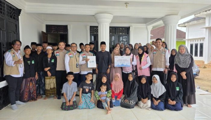 Momentum Idul Adha, YBM dan Srikandi PLN UP3 Metro Salurkan Bantuan Sosial untuk Santri Ponpes Al Imam Kibang