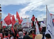 Sejumlah masa aksi buruh yang tergabung dalam Pusat Perjuangan Rakyat Lampung (PPRL) berorasi menyampaikan tuntutan kesejahteraan buruh pada May Day 2026 (1/5/2026) || Foto: 5W1HINDONESIA.ID