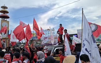 Sejumlah masa aksi buruh yang tergabung dalam Pusat Perjuangan Rakyat Lampung (PPRL) berorasi menyampaikan tuntutan kesejahteraan buruh pada May Day 2026 (1/5/2026) || Foto: 5W1HINDONESIA.ID