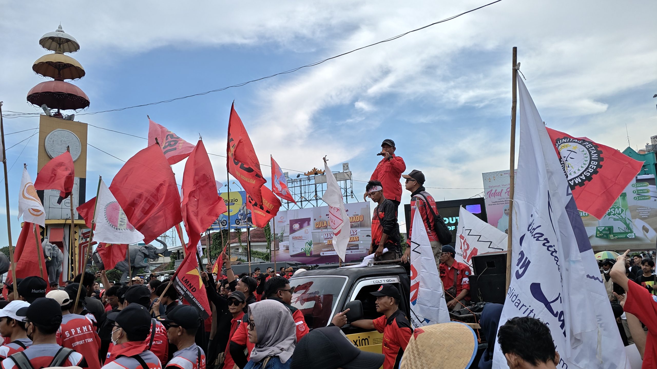 Sejumlah masa aksi buruh yang tergabung dalam Pusat Perjuangan Rakyat Lampung (PPRL) berorasi menyampaikan tuntutan kesejahteraan buruh pada May Day 2026 (1/5/2026) || Foto: 5W1HINDONESIA.ID