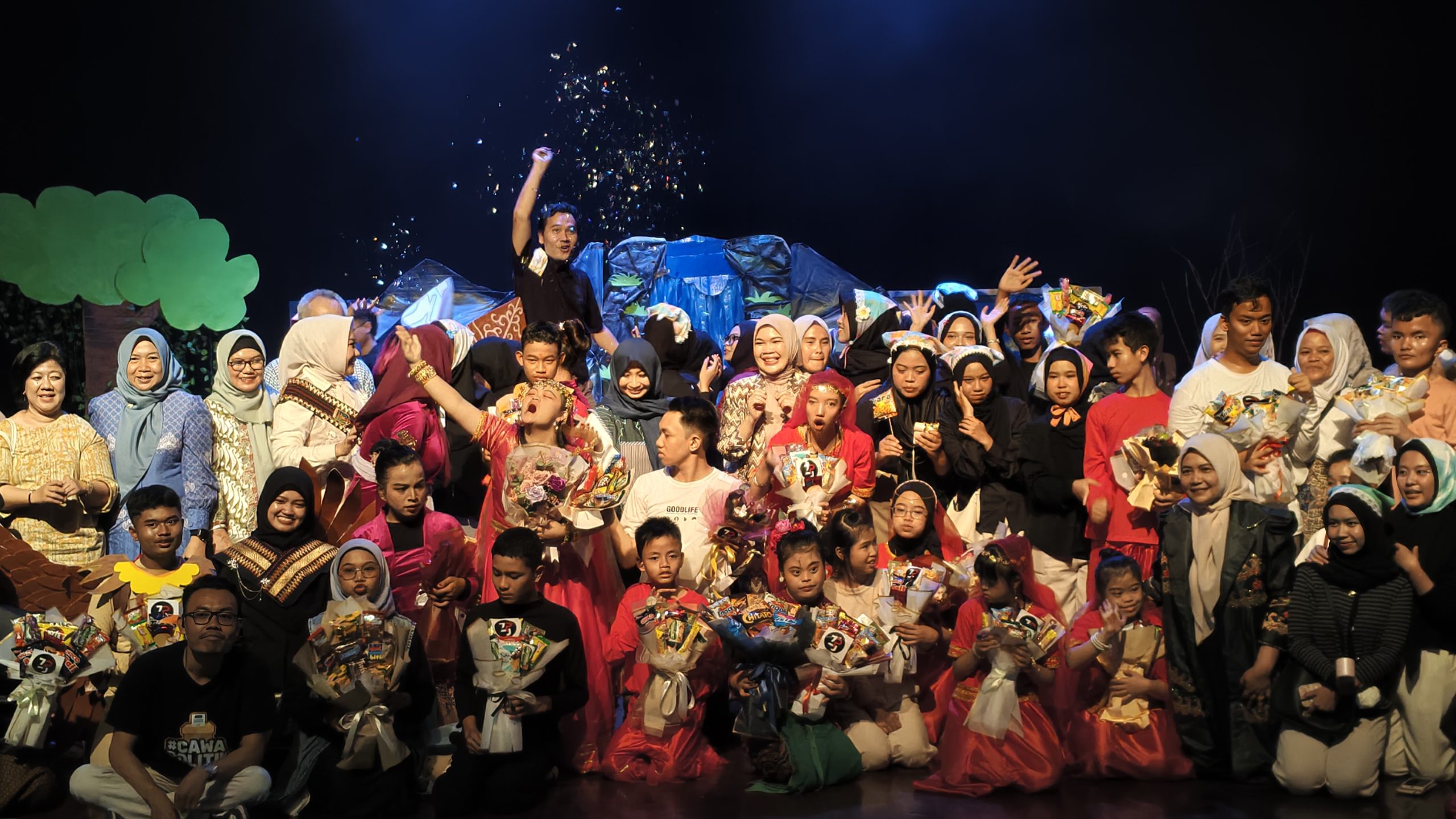 Para pemain teater kabaret "Garuda Wisnu Kencana" berfoto bersama || Foto: Ridho/5W1HINDONESIA.ID