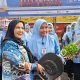Walikota Eva Dwiana menyerahkan kunci mobil secara simbolis kepada kepala Puskesmas, Jumat (8/5/2026) || Foto: Ridho/5W1HINDONESIA.ID