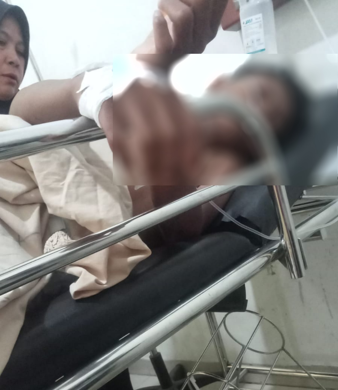 Korban penusukan, V (13) pelajar SMPN 44 Bandar Lampung menjalani pengobatan setelah menjadi korban penusukan || Foto: Istimewa