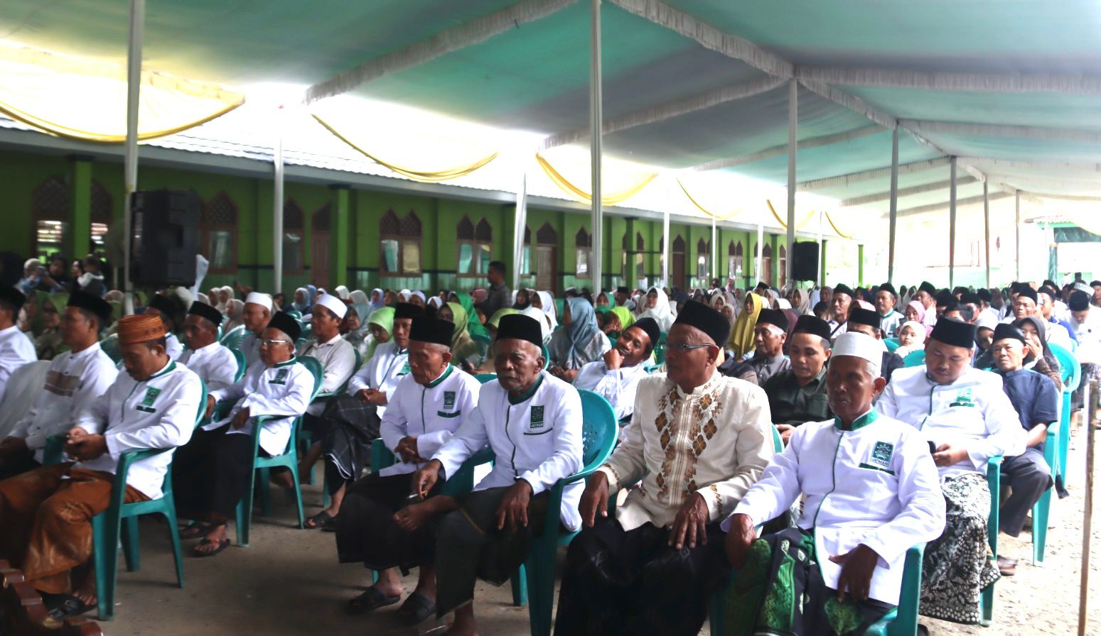 Antusiasme jamaah terlihat sepanjang pelaksanaan Pengajian Triwulan Idaroh Wustho JATMAN Provinsi Lampung || Foto: PLN UID Lampung