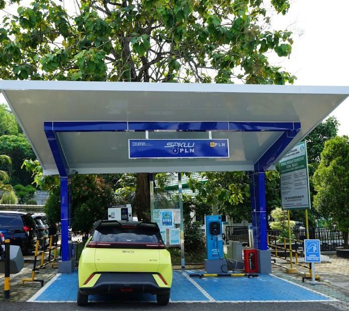 PLN UID Lampung terus memperkuat ekosistem kendaraan listrik dengan menghadirkan infrastruktur pengisian daya yang semakin luas dan andal || Foto: PLN UID Lampung