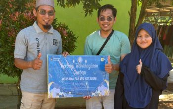 Penyaluran paket daging kurban kepada tenaga alih daya, masyarakat prasejahtera, serta pondok pesantren di lingkungan kerja PLN sebagai bentuk komitmen perusahaan untuk terus hadir dan memberikan manfaat bagi masyarakat || Foto: PLN UP3 Kotabumi