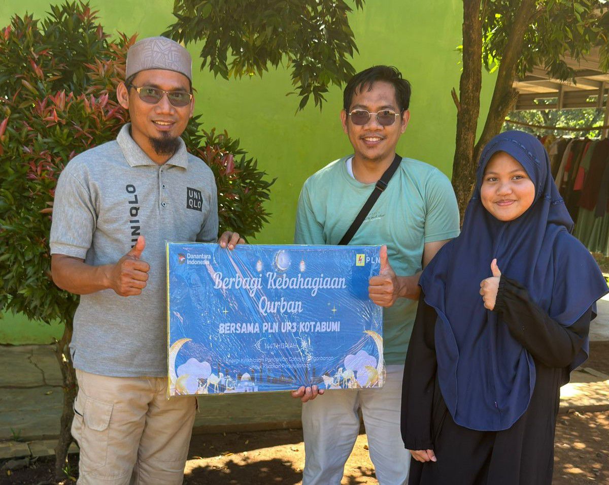 Penyaluran paket daging kurban kepada tenaga alih daya, masyarakat prasejahtera, serta pondok pesantren di lingkungan kerja PLN sebagai bentuk komitmen perusahaan untuk terus hadir dan memberikan manfaat bagi masyarakat || Foto: PLN UP3 Kotabumi