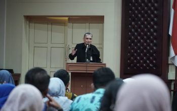 Asisten Deputi Koordinasi Pelaksanaan Kebijakan dan Evaluasi Reformasi Birokrasi, Akuntabilitas Aparatur, dan Pengawasan II Kementerian PANRB, Budi Prawira, pada kegiatan Asistensi SAKIP dan Zona Integritas (ZI) di Gedung Pusiban Kantor Gubernur Lampung || Foto: Dinas Kominfotik Provinsi Lampung
