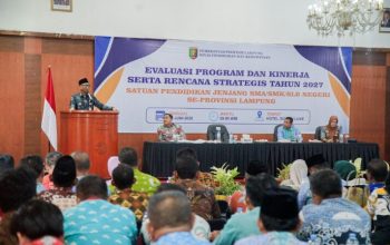 Gubernur Lampung Rahmat Mirzani Djausal saat memberikan arahan kepada seluruh Kepala Sekolah pada kegiatan Evaluasi Program dan Kinerja serta Rencana Strategis Tahun 2027 Satuan Pendidikan Jenjang SMA/SMK/SLB Negeri se-Provinsi Lampung || Foto: Dinas Kominfotik Provinsi Lampung