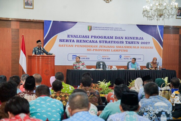 Gubernur Lampung Rahmat Mirzani Djausal saat memberikan arahan kepada seluruh Kepala Sekolah pada kegiatan Evaluasi Program dan Kinerja serta Rencana Strategis Tahun 2027 Satuan Pendidikan Jenjang SMA/SMK/SLB Negeri se-Provinsi Lampung || Foto: Dinas Kominfotik Provinsi Lampung