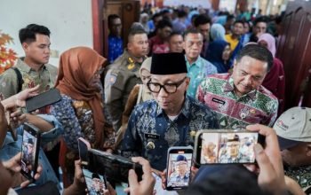 Gubernur Lampung Rahmat Mirzani Djausal usai memberikan arahan pada kegiatan Evaluasi Program dan Kinerja serta Rencana Strategis Tahun 2027 Satuan Pendidikan Jenjang SMA/SMK/SLB Negeri se-Provinsi Lampung || Foto: Dinas Kominfotik Provinsi Lampung
