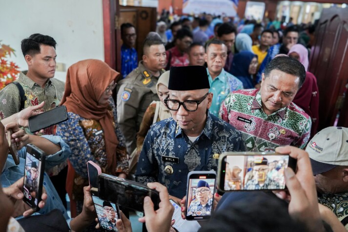 Gubernur Lampung Rahmat Mirzani Djausal usai memberikan arahan pada kegiatan Evaluasi Program dan Kinerja serta Rencana Strategis Tahun 2027 Satuan Pendidikan Jenjang SMA/SMK/SLB Negeri se-Provinsi Lampung || Foto: Dinas Kominfotik Provinsi Lampung