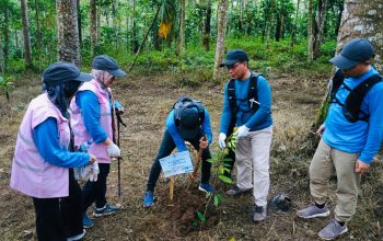 Dalam rangka Hari Lingkungan Hidup Sedunia, insan PLN UID Lampung turut ambil bagian dalam aksi penanaman pohon sebagai bentuk komitmen menjaga kelestarian lingkungan dan mendukung masa depan yang lebih hijau serta berkelanjutan || Foto: PLN UID Lampung