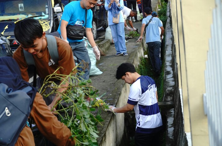 Pemprov Lampung mengambil langkah konkret dengan menggalakkan aksi bersih-bersih lingkungan (korve) massal dan pemilahan sampah secara digital di Pasar Raya Lebak Budi, Bandar Lampung || Foto: Dinas Kominfotik Provinsi Lampung