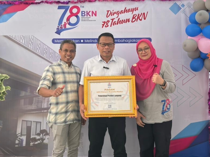 Pemprov Lampung kembali menorehkan prestasi di bidang manajemen ASN dengan menerima penghargaan Adhi Manawa Nugraha Madya dari BKN || Foto: BKD Provinsi Lampung/Dinas Kominfotik Provinsi Lampung