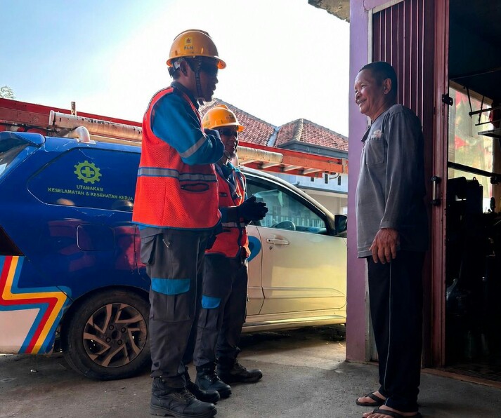 Ilustrasi petugas PLN melayani sepenuh hati, memastikan pasokan listrik tetap andal || Foto: PLN UID Lampung