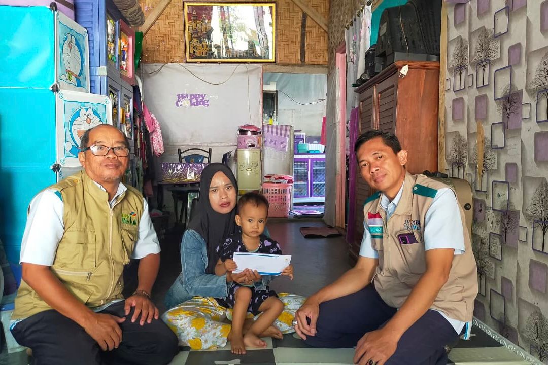 YBM PLN UP3 Tanjung Karang menyalurkan bantuan pengobatan kepada Delisa, balita penderita jantung bawaan, sebagai bentuk kepedulian dan komitmen menghadirkan manfaat bagi masyarakat || Foto: PLN UP3 Tanjung Karang