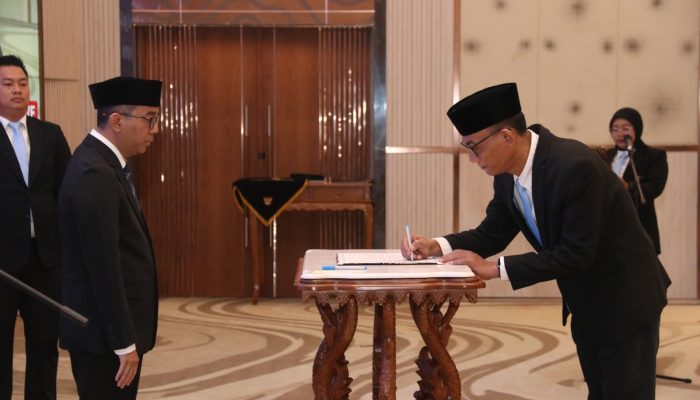 Mendiktisaintek Lantik Donny Purnomo sebagai Kepala BSN, Perkuat Daya Saing dan Inovasi Nasional