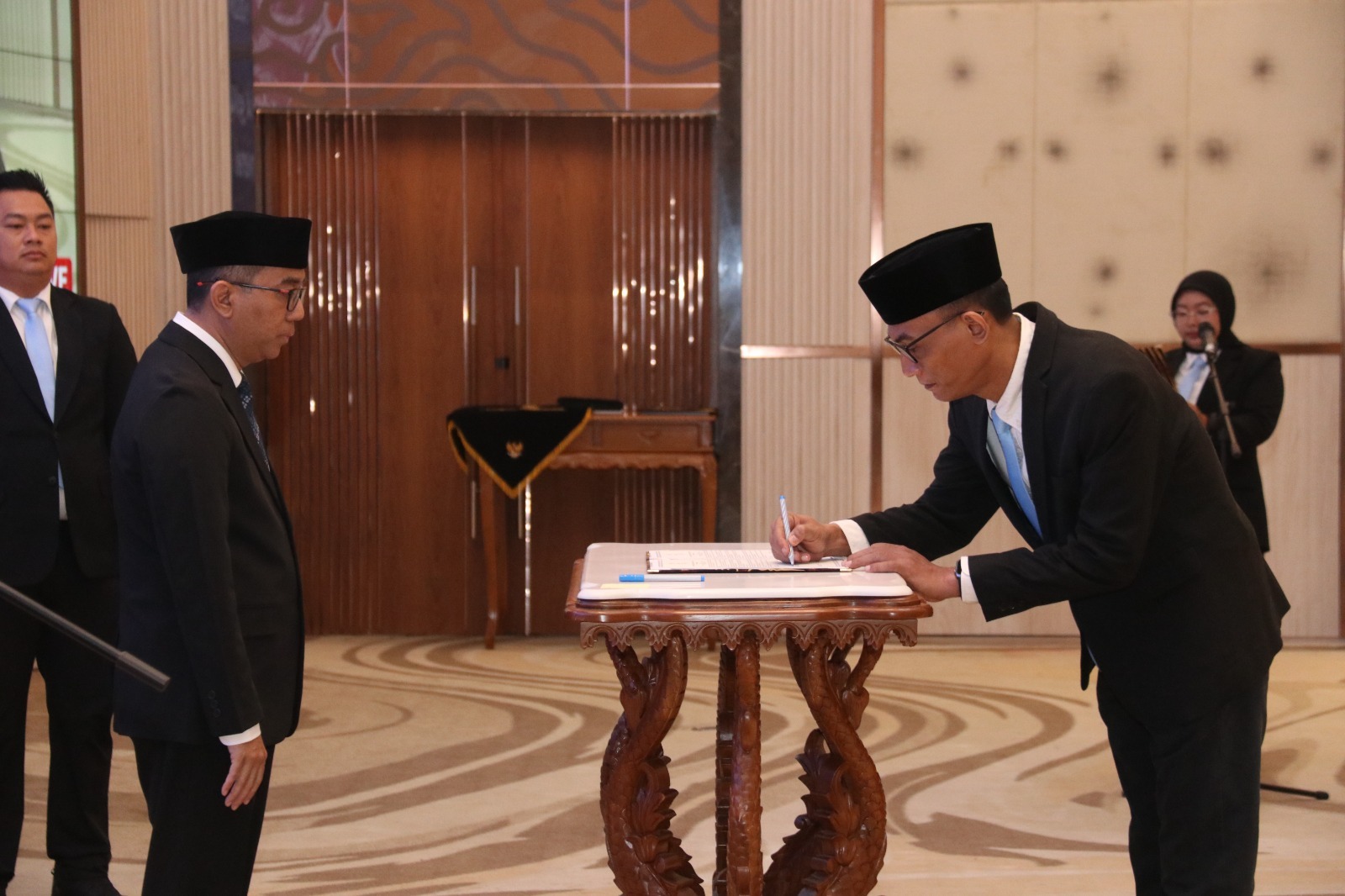 Mendiktisaintek Brian Yuliarto, melantik Donny Purnomo Januardhi Effyandono sebagai Kepala Badan Standardisasi Nasional (BSN) di Graha Diktisaintek || Foto: BSN