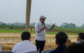 Wakil Menteri Investasi dan Hilirisasi/Wakil Kepala BKPM RI Todotua Pasaribu bersama Gubernur Lampung Rahmat Mirzani Djausal usai menghadiri Rapat Koordinasi dan Sinergitas Pembangunan Pabrik Bioetanol yang berlangsung di Ruang VVIP Lounge Bandara Raden Inten II, Lampung Selatan || Foto: Dinas Kominfotik Provinsi Lampung