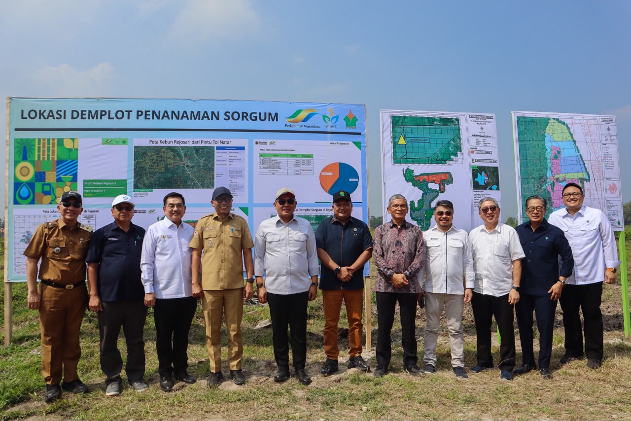 Gubernur Lampung, Rahmat Mirzani Dzausal mendampingi Wakil Menteri Investasi dan Hilirisasi Republik Indonesia Todotua Pasaribu meninjau calon lokasi pembangunan pabrik bioetanol di Desa Rejosari, Kecamatan Natar, Kabupaten Lampung Selatan || Foto: Dinas Kominfotik Provinsi Lampung