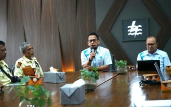 Manager PLN UP3 Tanjung Karang, Presly Silaen, menyampaikan pentingnya peran petugas satuan pengamanan sebagai garda terdepan pelayanan yang memberikan kesan pertama bagi pelanggan melalui Refreshment PS4 || Foto: PLN UP3 Tanjung Karang