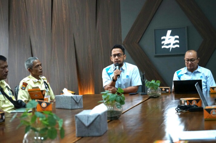 Manager PLN UP3 Tanjung Karang, Presly Silaen, menyampaikan pentingnya peran petugas satuan pengamanan sebagai garda terdepan pelayanan yang memberikan kesan pertama bagi pelanggan melalui Refreshment PS4 || Foto: PLN UP3 Tanjung Karang